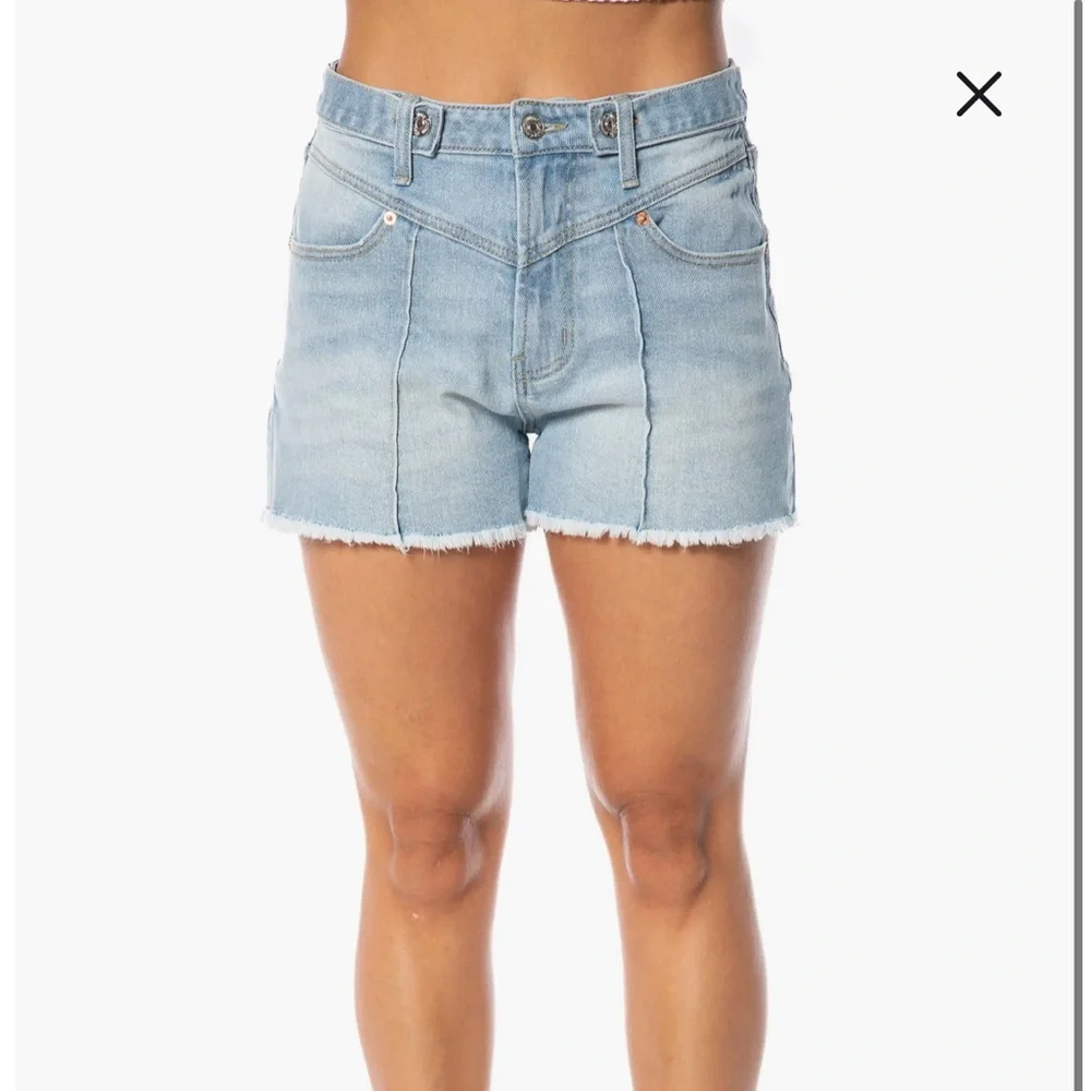 Juicy couture V-FRONT SHORTS WITH RAW HEM. Juicy couture jean shorts light wash